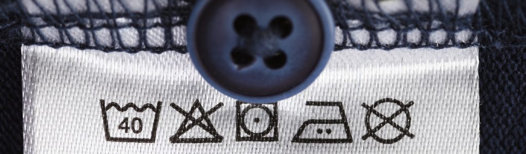 abgebildetes Etikettenlabel bei Bekleidung mit Pflegesymbolen