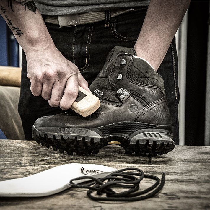 Schuh mit Bürste reinigen